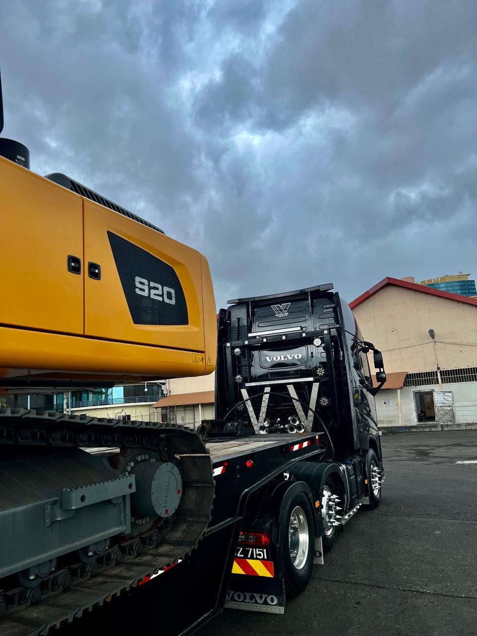 920 excavator on a Volvo FH low loader